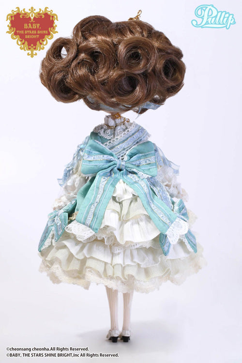 La robe vert clair**The band on my head is off